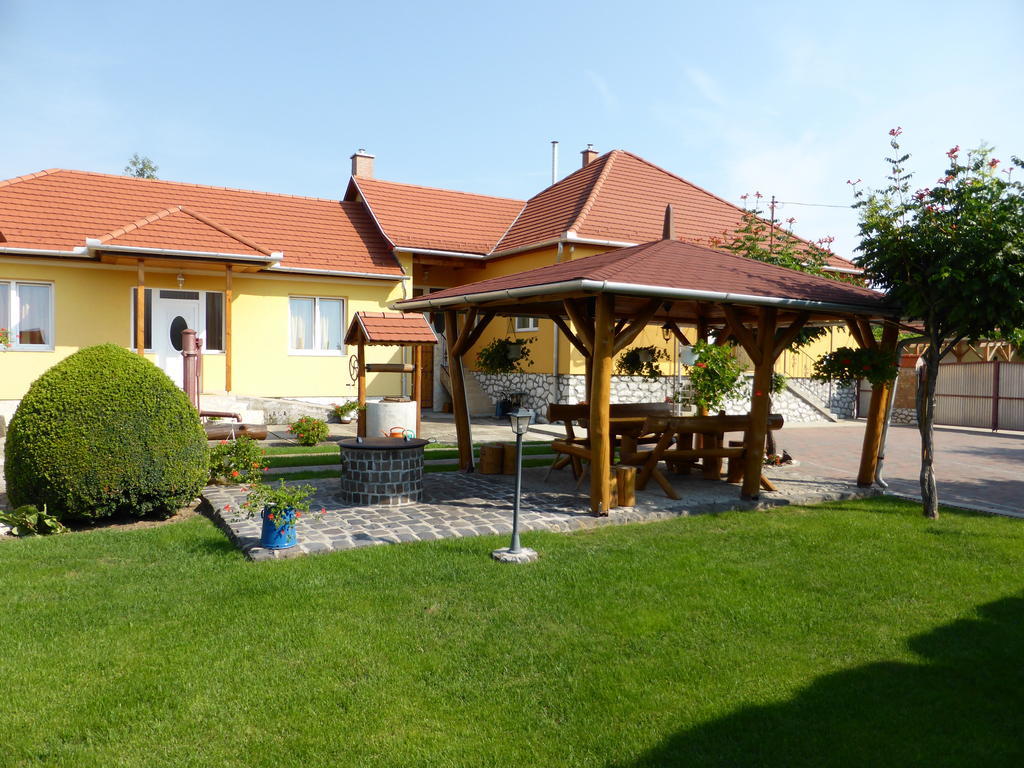 Napfeny Apartman Es Vendeghaz Egerszalók Exterior foto