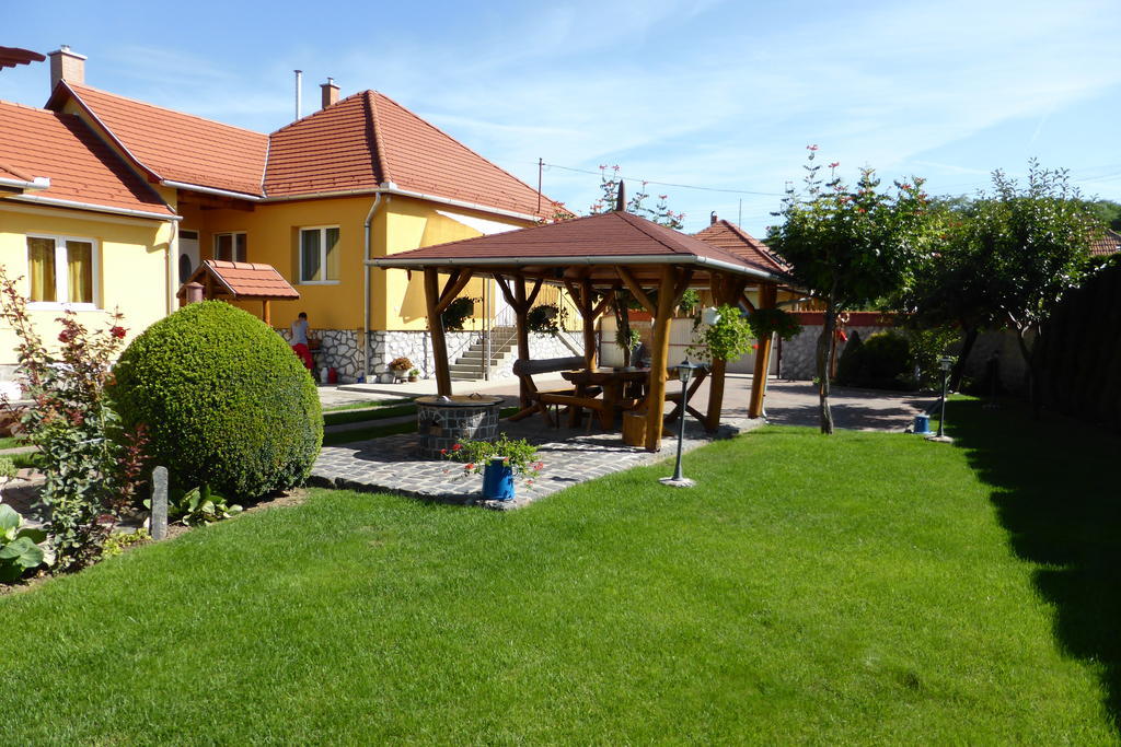 Napfeny Apartman Es Vendeghaz Egerszalók Exterior foto