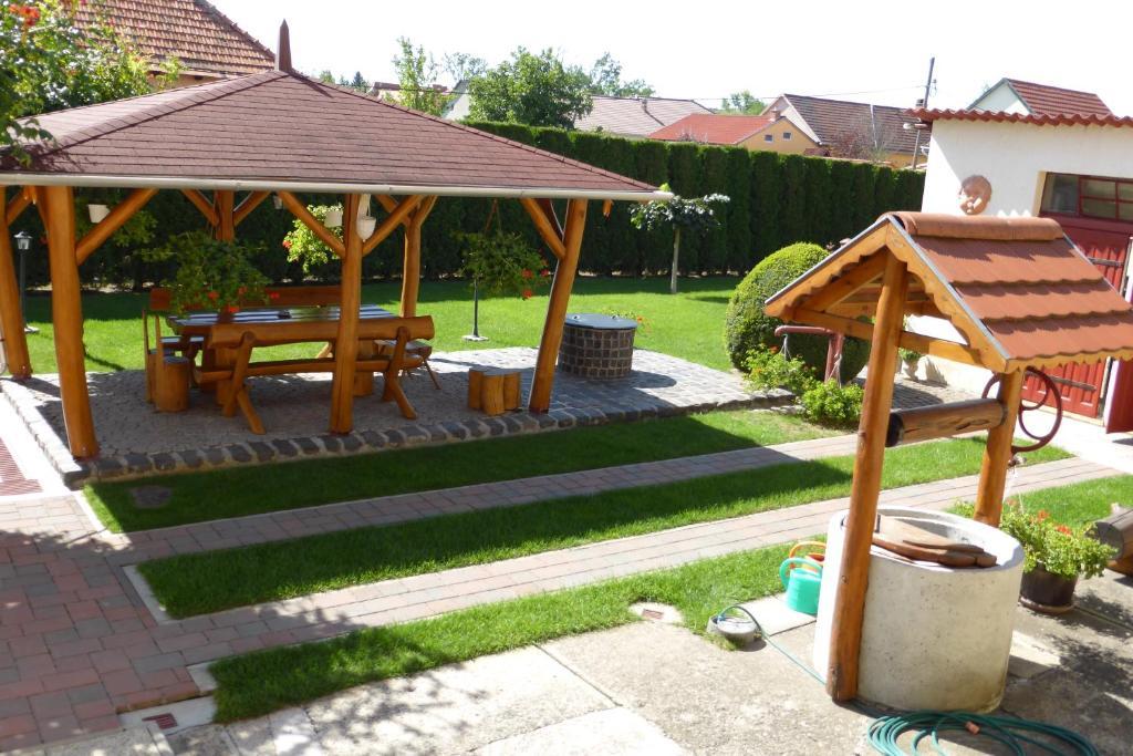 Napfeny Apartman Es Vendeghaz Egerszalók Zimmer foto