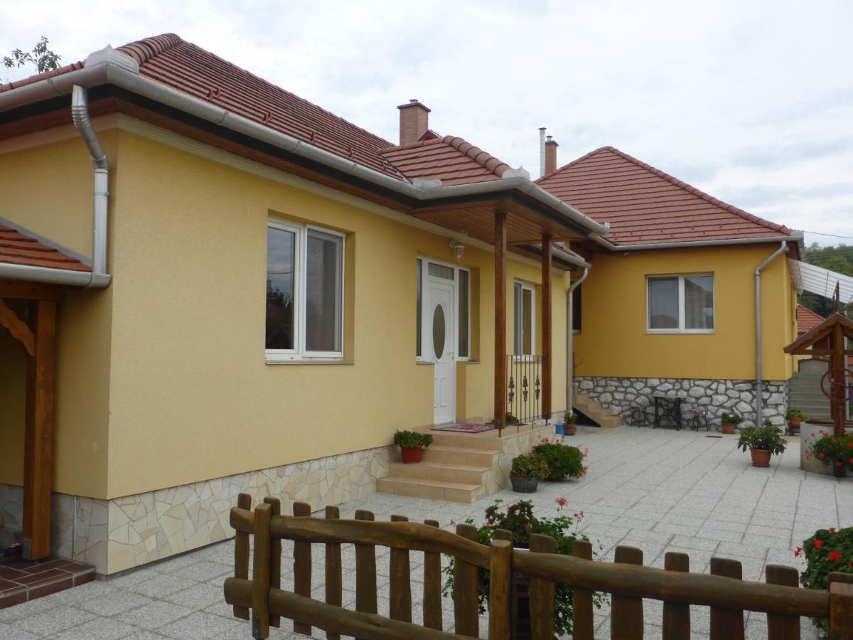 Napfeny Apartman Es Vendeghaz Egerszalók Exterior foto